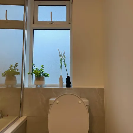 Entire 2 Bedroom House With Indoor Fireplace *